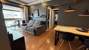 Smart TV, books - Comfort and Sophistication in the City Center: Fully Equipped Apartment with Garage, 2 Bedrooms, and 2 Bathrooms. (Florianópolis)