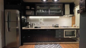 Refrigerador, microondas, horno y parrilla de estufa 