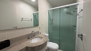 Regadera, secadora de cabello, toallas, papel de baño 