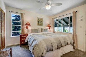 Desk, iron/ironing board, WiFi, bed sheets