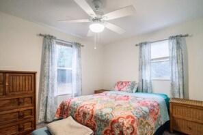 Iron/ironing board, WiFi, bed sheets - Cozy Cabin Getaway in Iosco County (Iosco County)