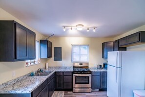 Fridge, microwave, stovetop, toaster - Cozy Cabin Getaway in Iosco County (Iosco County)