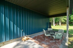 Outdoor dining - Cozy Cabin Getaway in Iosco County (Iosco County)