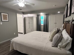 Desk, iron/ironing board, free WiFi, bed sheets - Lakeview Villa @ Hidden Valley Resort (Somerset)