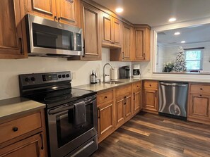 Fridge, microwave, oven, stovetop - Lakeview Villa @ Hidden Valley Resort (Somerset)