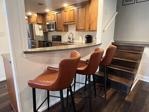 Fridge, microwave, oven, stovetop - Lakeview Villa @ Hidden Valley Resort (Somerset)
