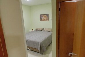 Tabla de planchar con plancha, wifi y ropa de cama 