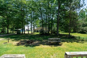 Outdoor dining - Cozy Cabin Getaway in Iosco County (Iosco County)
