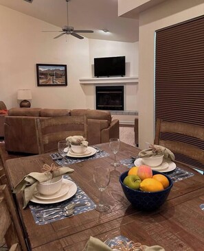 Dining - Relax & feel at home in this central location 3/2 (Las Cruces)