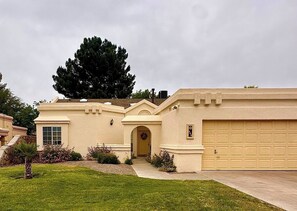 Exterior - Relax & feel at home in this central location 3/2 (Las Cruces)