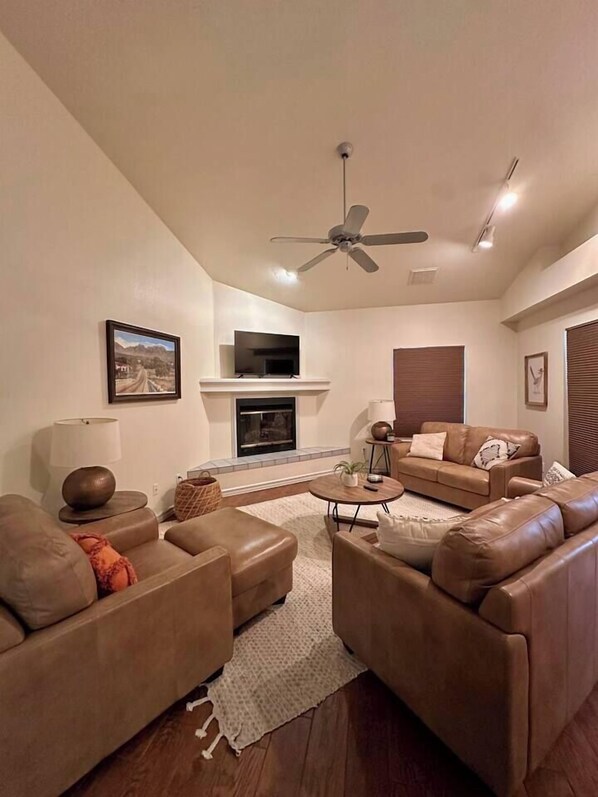 TV - Relax & feel at home in this central location 3/2 (Las Cruces)