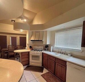 Fridge, microwave, oven, stovetop - Relax & feel at home in this central location 3/2 (Las Cruces)