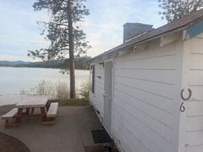 Outdoor dining - Curlew Lake Escape - Peaceful 2 Bedroom Cabin with Full Bath at Tiffanys Resort (Republic)