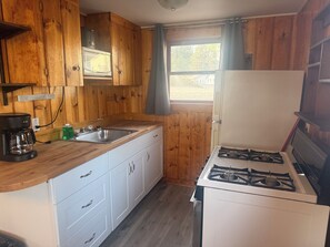 Fridge, microwave, oven, stovetop - Curlew Lake Escape - Peaceful 2 Bedroom Cabin with Full Bath at Tiffanys Resort (Republic)