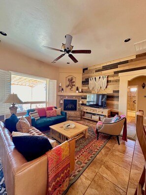 TV, fireplace - It’s all about those views! And yes, they are real (Las Cruces)