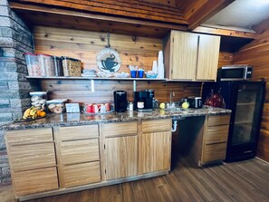 Free daily continental breakfast  - Silver Sands Hotel RV Park (Ontonagon)