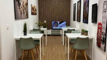 Phòng đôi hoặc 2 giường đơn Deluxe | Khu phòng họp
