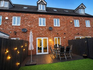 Outdoor dining - Stylish Home | Families | Groups | Contractors (Cheshire West and Chester)