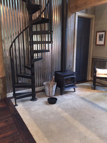 Cozy cabin 2 miles from Auburn's campus.  2 bdrm + loft.  Sleeps 6.