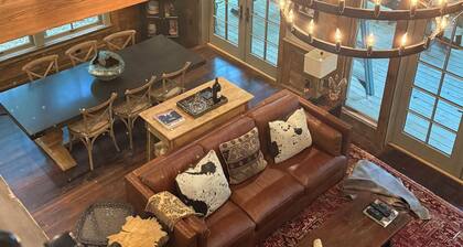 Cozy cabin 2 miles from Auburn's campus. 2 bdrm + loft. Sleeps 6.