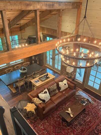 Cozy cabin 2 miles from Auburn's campus.  2 bdrm + loft.  Sleeps 6.