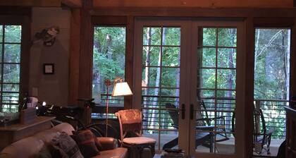 Cozy cabin 2 miles from Auburn's campus. 2 bdrm + loft. Sleeps 6.
