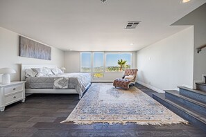 5 bedrooms, desk, iron/ironing board, WiFi - Luxe Hilltop 5BR · Pool, Spa + Valley  Views (Los Angeles)