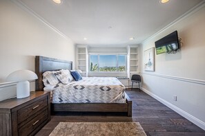 5 Schlafzimmer, Schreibtisch, Bügeleisen/Bügelbrett, WLAN
