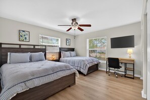 Iron/ironing board, Internet, bed sheets - Luxury Pool Home Near Anna Maria Beach/ Sleeps 12 (Bradenton)