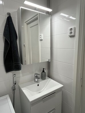 Shower, hair dryer, bidet, towels - Stylish 1-Bedroom Apartment near Central Helsinki (Helsinki)