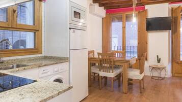 Coffee/tea maker, fridge, microwave, toaster
