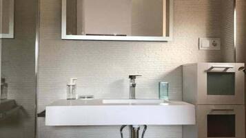 Douche, sèche-cheveux