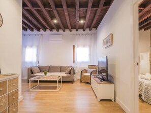 A living room with a sofa, a coffee table, a TV, and a cabinet. - Toledo Centro (Toledo)