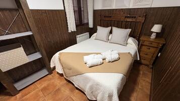 1 slaapkamer, een strijkplank/strijkijzer, internet, beddengoed