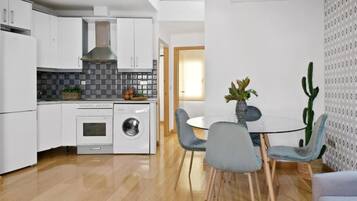 Comfort-Apartment, Stadtblick | Speisen