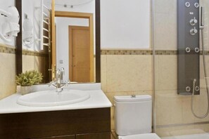 Apartment, Stadtblick | Badezimmer