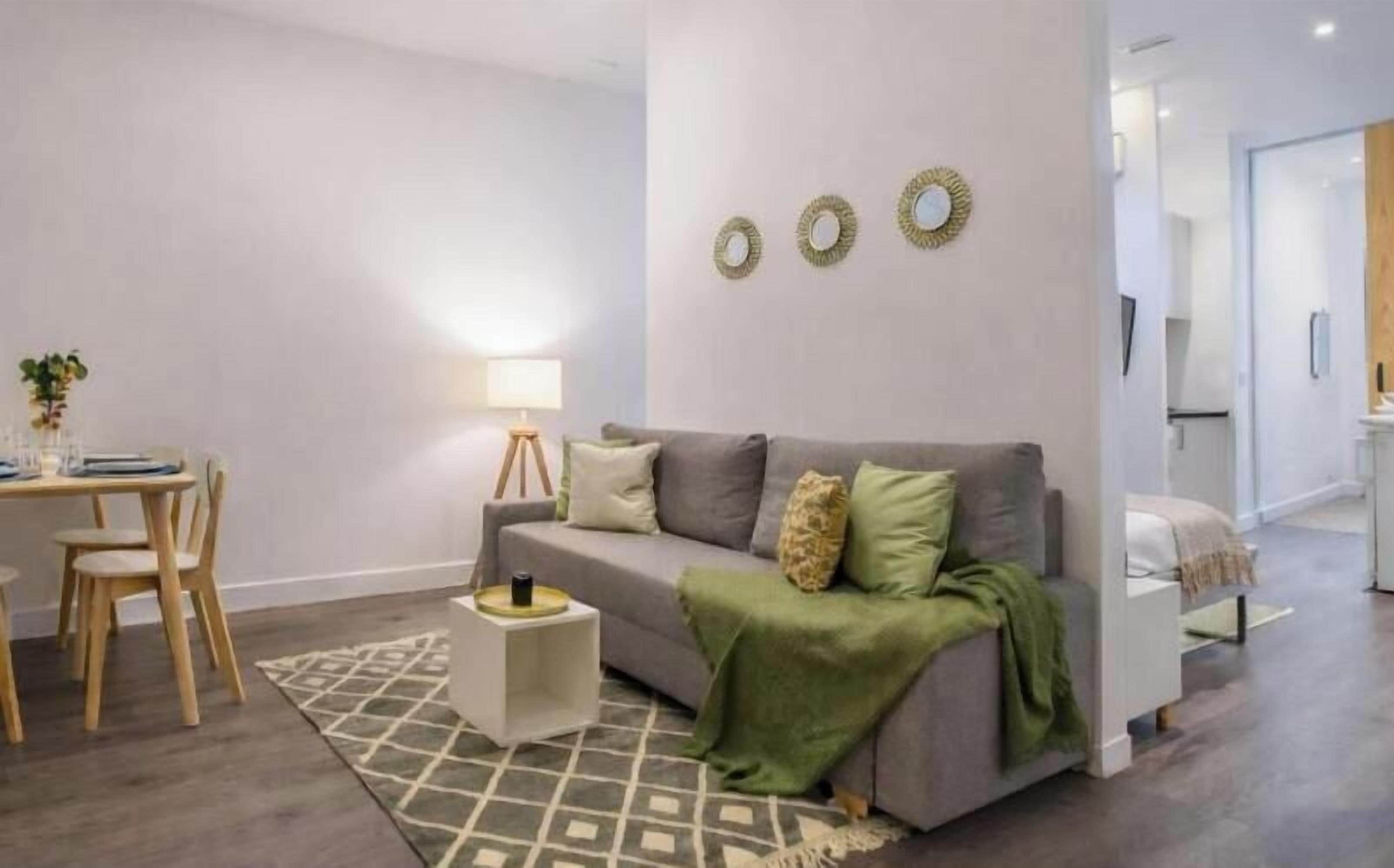 Apartamento clásico | Zona de estar | Televisión de pantalla plana de 32 pulgadas con canales por cable