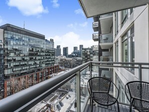 Property grounds - Modern 2 bed+2 bath Downtown Toronto Condo. Parking available (Toronto)