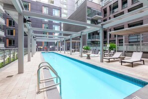 Pool - Modern 2 bed+2 bath Downtown Toronto Condo. Parking available (Toronto)