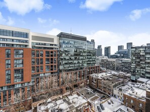 Exterior - Modern 2 bed+2 bath Downtown Toronto Condo. Parking available (Toronto)