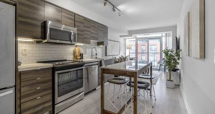 Modern 2 bed+2 bath Downtown Toronto Condo. Parking available