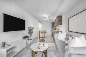 Living area - Modern 2 bed+2 bath Downtown Toronto Condo. Parking available (Toronto)