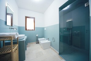 Regadera, tina de hidromasaje, secadora de cabello, bidet