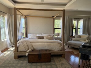 Tabla de planchar con plancha, wifi y ropa de cama 