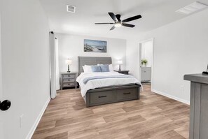 Tabla de planchar con plancha, wifi y ropa de cama 