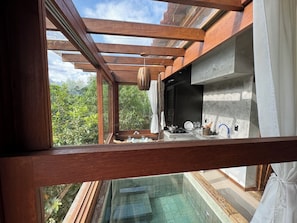 Una cocina moderna con un amplio ventanal con vistas a un jardín exuberante.