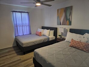 10 bedrooms, desk, iron/ironing board, free WiFi - LakeFront, 10 Bed, 8 bath, Pool, Treehouse, Hottub, GameRoom,Largest N Texas STR (azle)