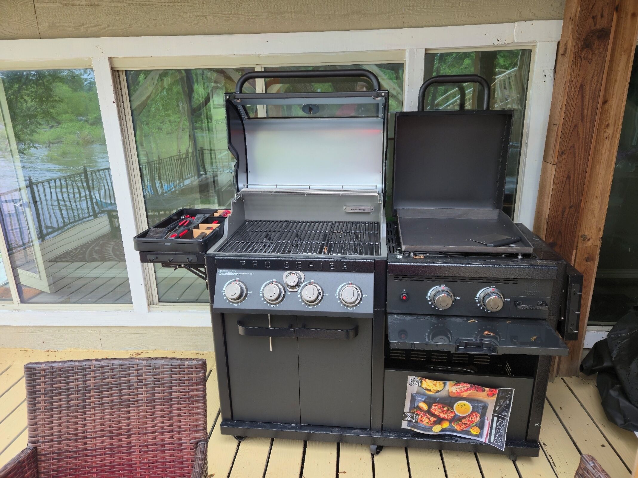 Ein Grill mit vier Reglern, einem Seitenbrenner und integriertem Räucherofen.
