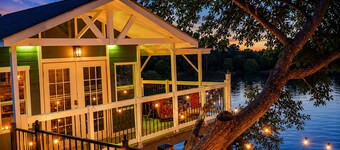 LakeFront, 10 Bed, 8 bath, Pool, Treehouse, Hottub, GameRoom,Largest N Texas STR