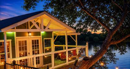 LakeFront, 10 Bed, 8 bath, Pool, Treehouse, Hottub, GameRoom,Largest N Texas STR